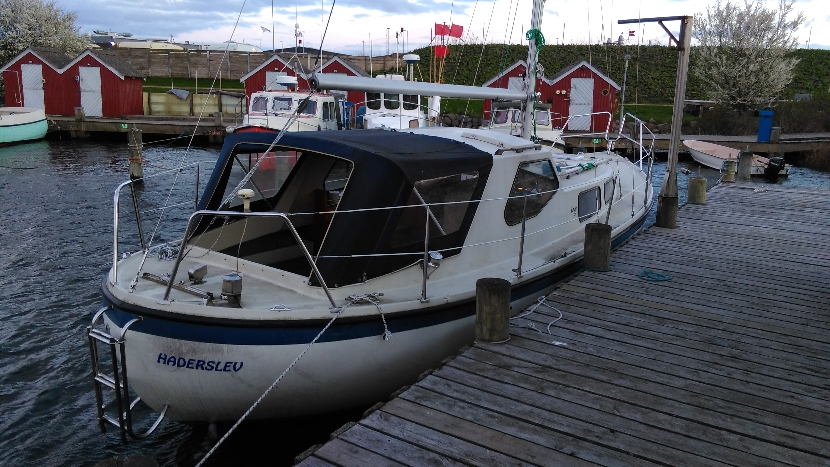 det var en af de lokale fra havnen som sejlede den hjem for mig. han vil kun sejle alene, det passer ham bedst, han har før sejlet både langt for andre, både ud &amp; hjem