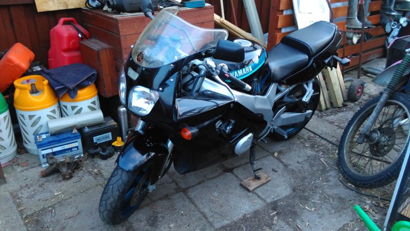 her er min motorcykel, selvfølgelig en Yamaha, model FZR600R