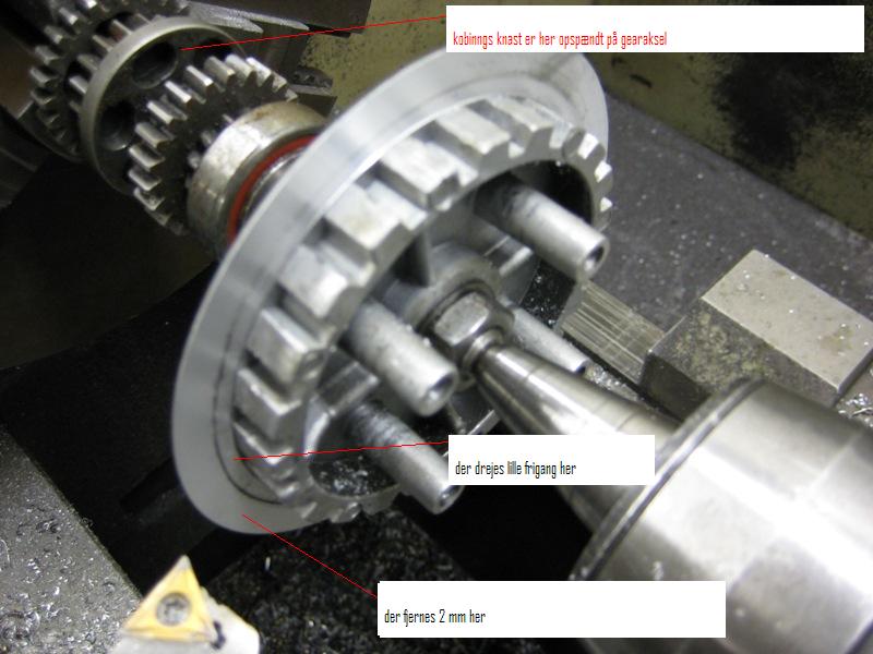 koblingsknast opspændt i drejsbænk så forside kan bearbejdes